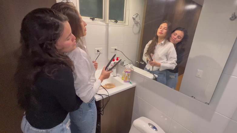 scarlettandc: Makyözüm beni ateşli şeyler yapmaya davet ediyor