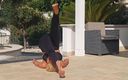 Selena 70: Selena tập yoga kéo dài và tôn thờ chân