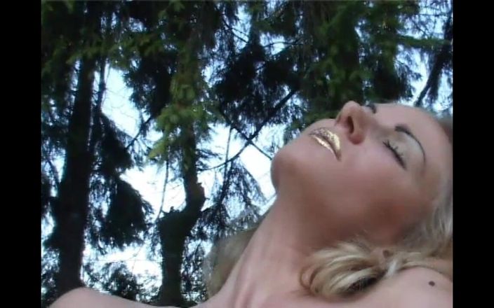 Forte Porno: 公共の公園で小さなおっぱいの尻が犯され、口の中で射精する美しい細い熟女