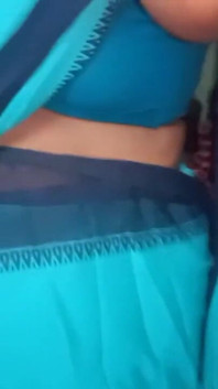 Une tatie indienne en sari se change, vidéo porno