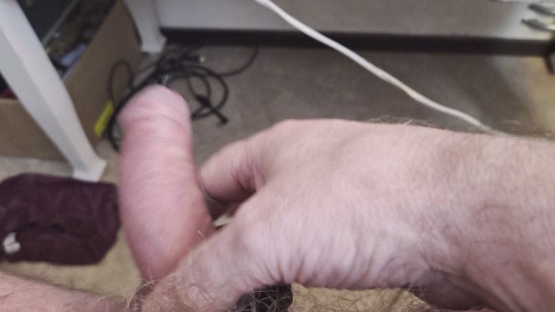 Pellefnatt: Papi s’assoit dans le fauteuil et joue avec sa petite...