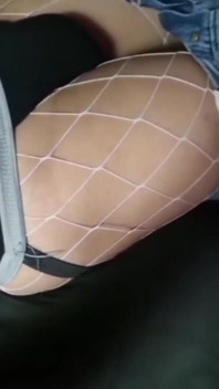 Papi fickt mich nach dem college und zieht meine schuhe aus, dann gebe ich ihm blowjob und er kommt