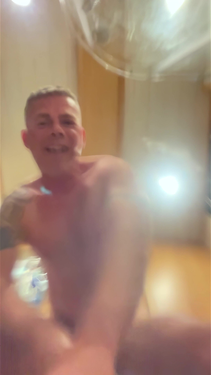 NakedFoxx: POV prosto stud świeży z wież prysznicowych nad tobą, spuszcza się...