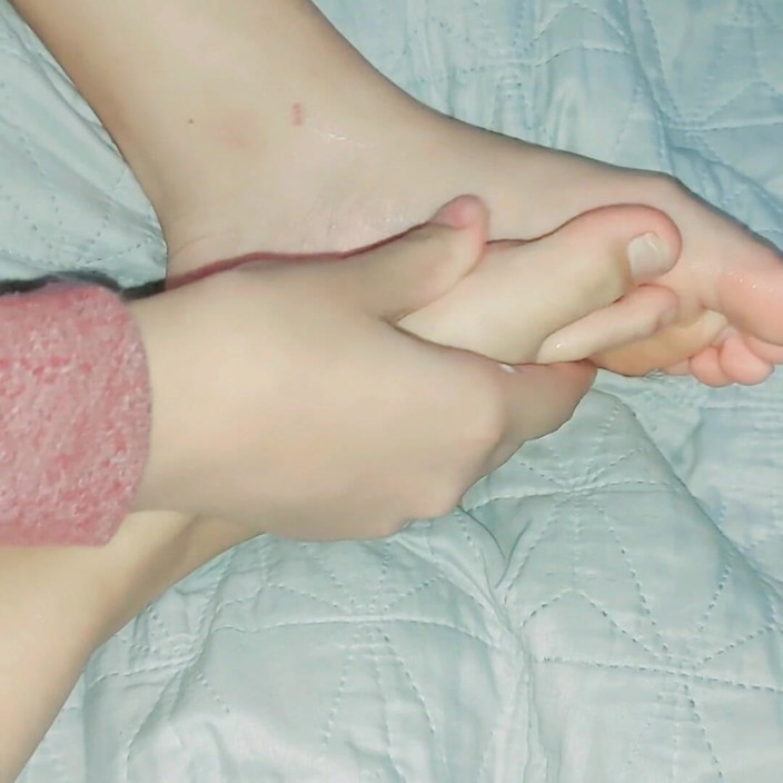 Pes de anjo: Asian teen Passing creams on the soles