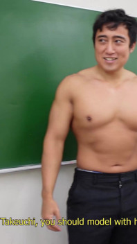 Professor e aluno tiram a roupa na classe