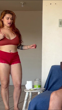 Roodharige Buurvrouw Betrapte Haar Buurvrouw Op Masturberen En Eindigde Met Een Schot in Haar Kut!