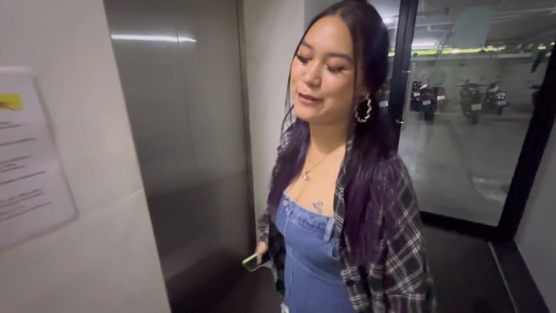 Blond_withasian: Petite japonês tailandês mix tem grandes seios naturais perfurados chupa...