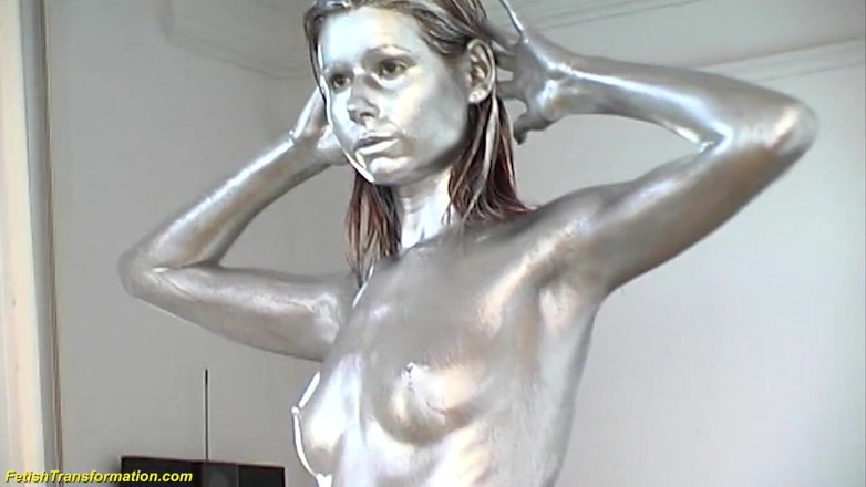 Fetish Islands: Silbermetallische bemalte kahle kopf-statue, mannequins posieren