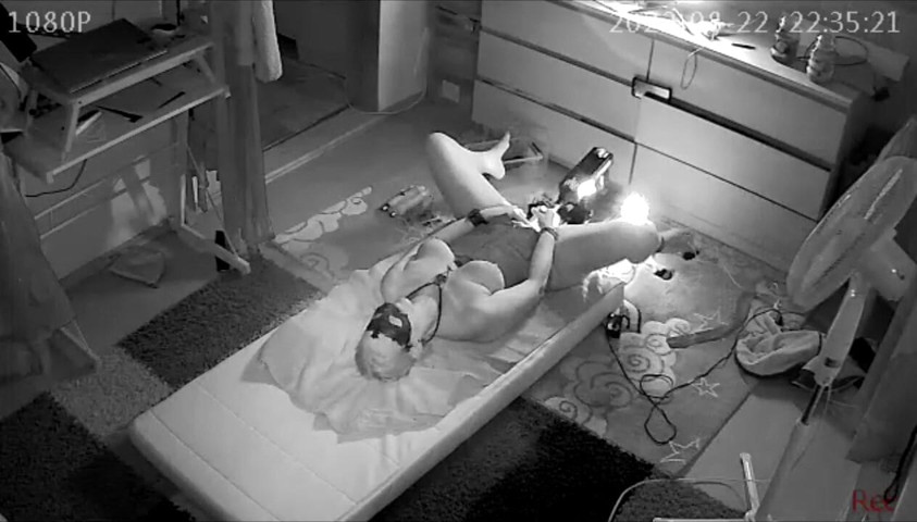 MILF Uses Fucking Machine and Squirts on Cam (Kittie No One)