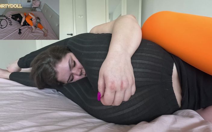 Your fantasy studio: Femeie mare și țâțoasă versus fată albă cu cur perfect adulmecare și război...