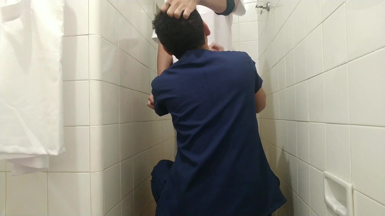 MiguellTrajano: とってもエッチな看護師です 病院のトイレで他の看護師にケツをあげる夢を見た その1