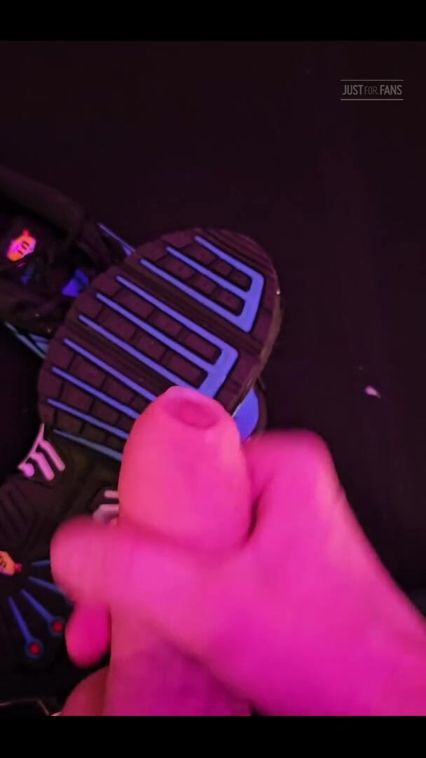 Roman Heart: Cumshot on Sneakers