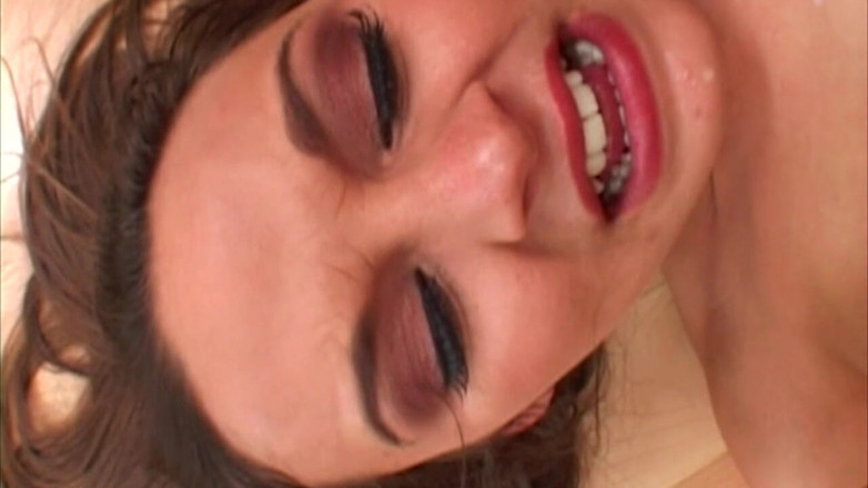 RetroTrashX: Morena babe consigue duro y facialized