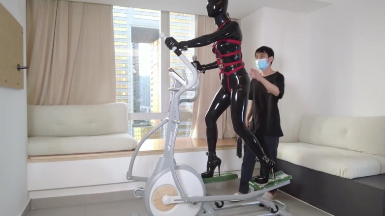 Aisan girl bondage: Mz27 - seorang awek terikat dalam lateks berjalan di atas Treadmill