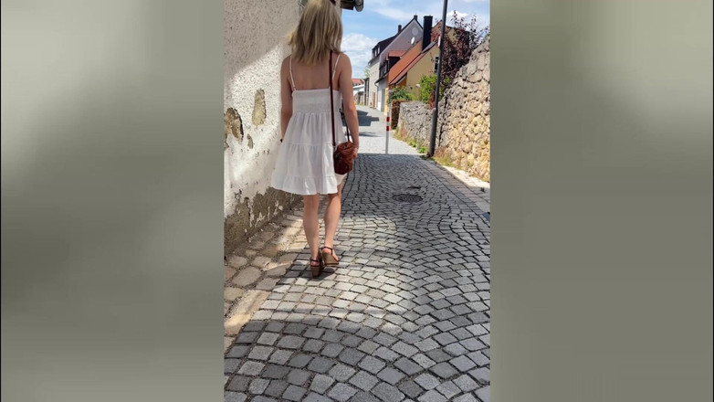 TV_Helena: Tranny dziewczyna bezpoślizgowa pod letnią sukienką! Bezwstydne publiczne walenie w...