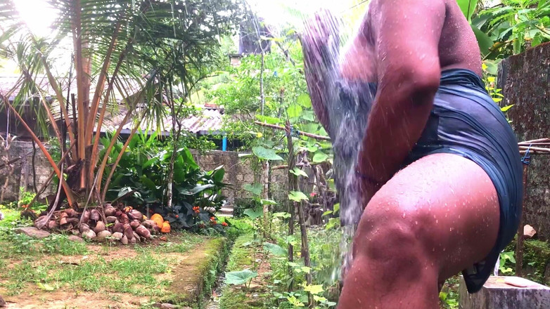 Naughty Jaanu: 印度德西哥在户外洗澡穿着透视夜间和闪烁的邻居