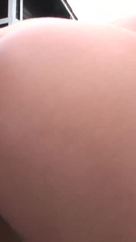 Awek blonde seksi berkongkek di luar