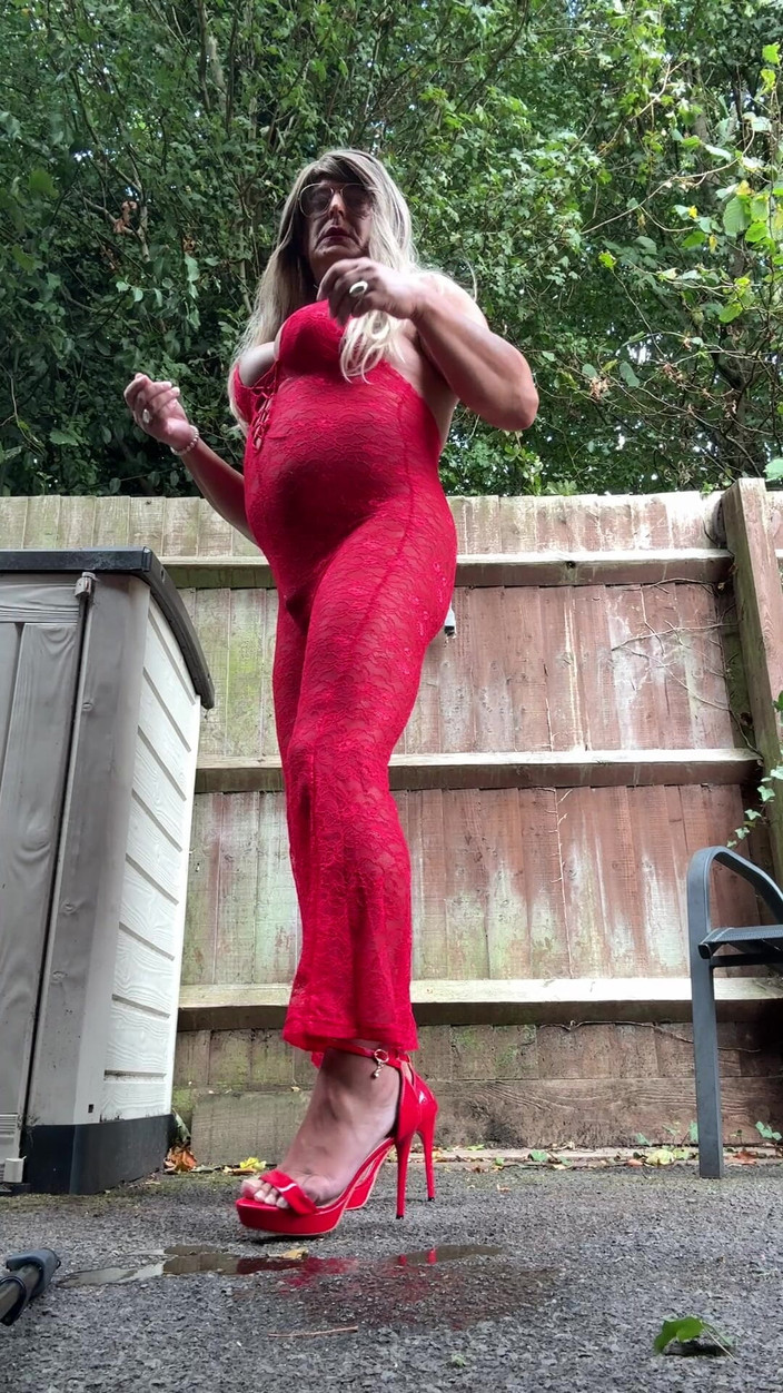 Kellycd2022: Sexy Crossdresser Kellycd2022 v sexy červené kombinéze a podpatcích