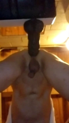 Rider stora dildos i badrummet