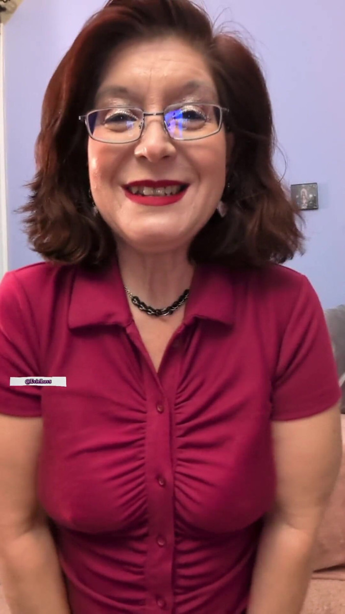 Elianna: Nat milf poesje in rode lingerie