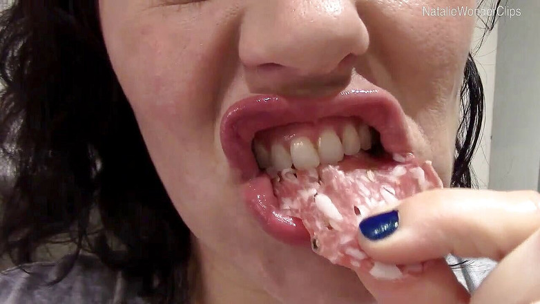 Natalie Wonder: मेरे भूखे मुंह के क्लोज अप के साथ असुरक्षित सलामी और कच्चे स्मोक्ड सामन को निगलना