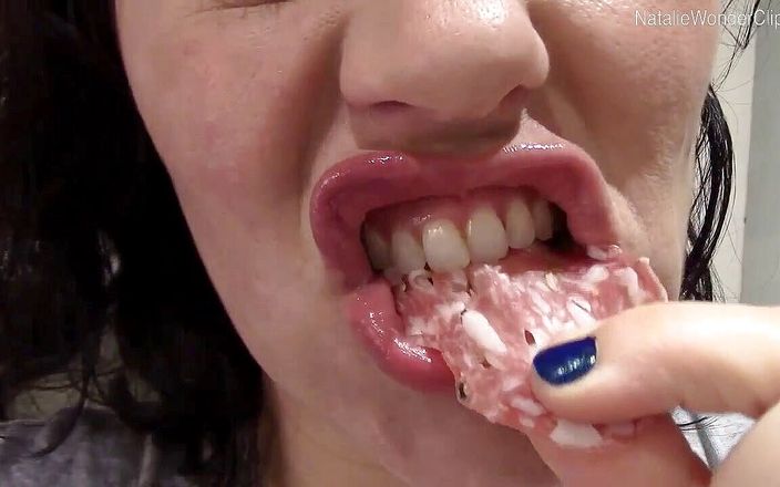 Natalie Wonder: 生のサラミと生のスモークサーモンを空腹の口のクローズアップでむさぼり食う