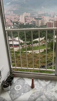 Piccola Latina Si Scopa Sul Balcone