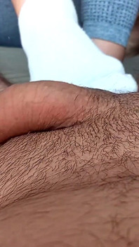 Sockjob ballbusting dan orgasme yang hancur
