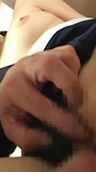 바닥에서 자지를 열정적으로 빨아주는 갈색 머리 아시아 십대