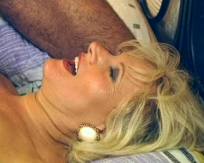 German's Old Chicks: Шаловливая немецкая бабушка ублажает два члена одновременно