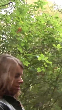 Bonita pareja amateur follando en la naturaleza