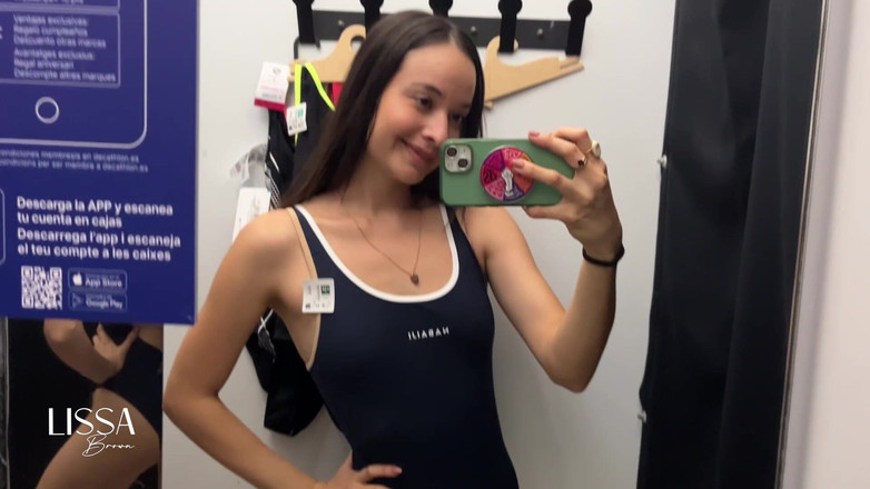 Lissa Brown: Tek parça mayo soyunma odası