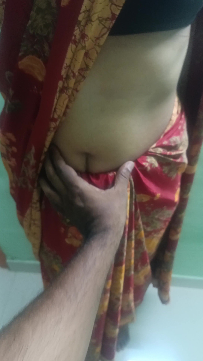 Inba: Chennai College Teacher Saree Sanding Romance in Guest House