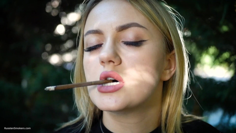 Russian Smokers: Calda bionda che fuma due sigarette nere in natura