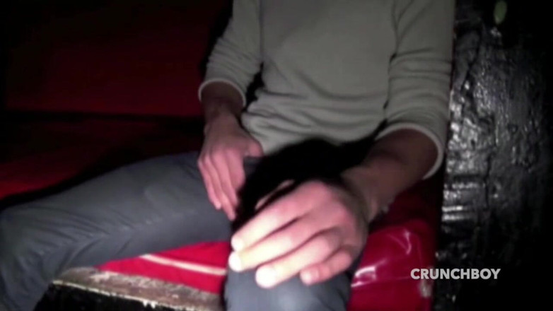 Sneaker gay: Latino-schlampe von badboy in turnschuhen im discret-backraum gefickt