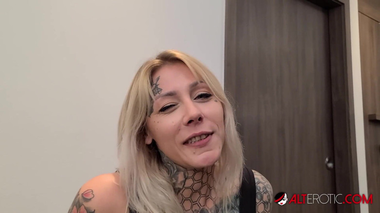Alt Erotic: Nayomi Sharp sucks cock and swallows a load