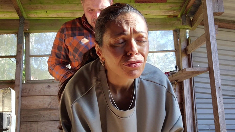 LoveAndRopes: MILF Caliente Se La Follan Duro En El Culo Afuera...