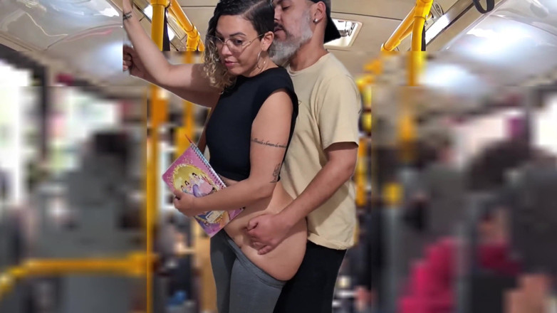 Gabi SweetCouplesStories: Studentă curvă are parte de ejaculare în autobuz