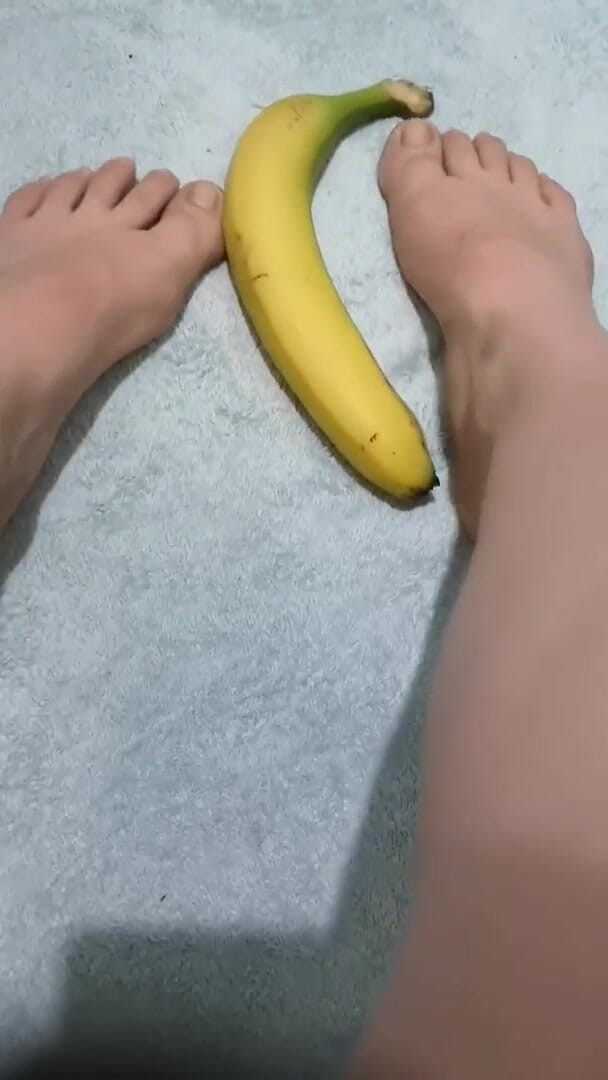 Erotic college: 내 룸메이트는 비디오 후 바나나를 먹는 걸 좋아해