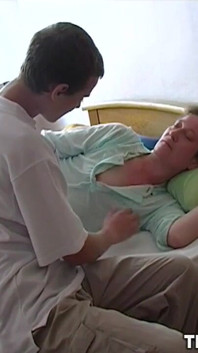 O femeie în vârstă se bucură de o pulă tânără