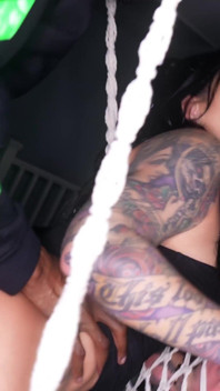 BBC na zmianę wiercąc szczupły duży tyłek tatted dziwka sextape