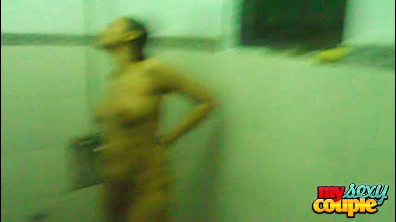 Desi Couple Sunny & Sonia: Indiana esposa no banheiro tomando banho
