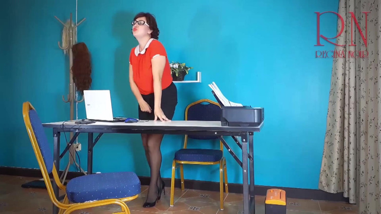 Regina Noir: Sexretary - ophis men kaimra. naarangi poshaak ke saath koee paintij...