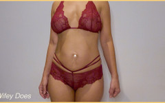 Wifey Does: Жена носит сексуальное красное нижнее белье с ее идеальными сиськами