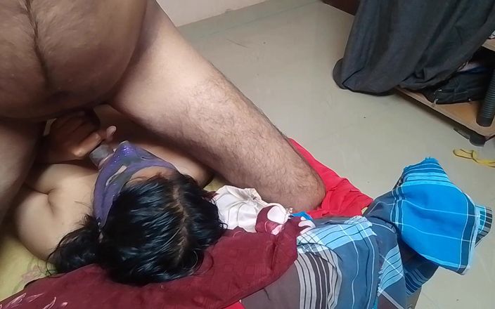 Skydreem1104: De man van Malayalee-lerares UM zuigt haar borst