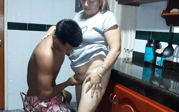 Miller Family: Baci passando la mia lingua alle labbra vaginali di questa...