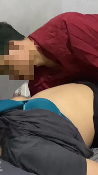 Ateşli vücutlu güzel kız zayıf olana kadar sikişmeye davet ediliyor
