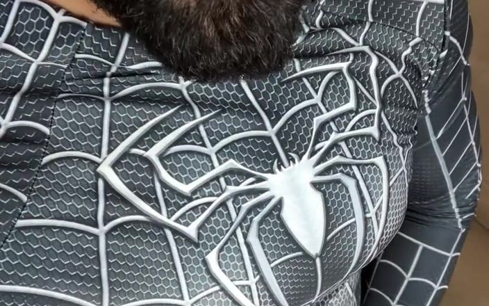 vincentandvitor: Ho appena infilato il mio vestito venom