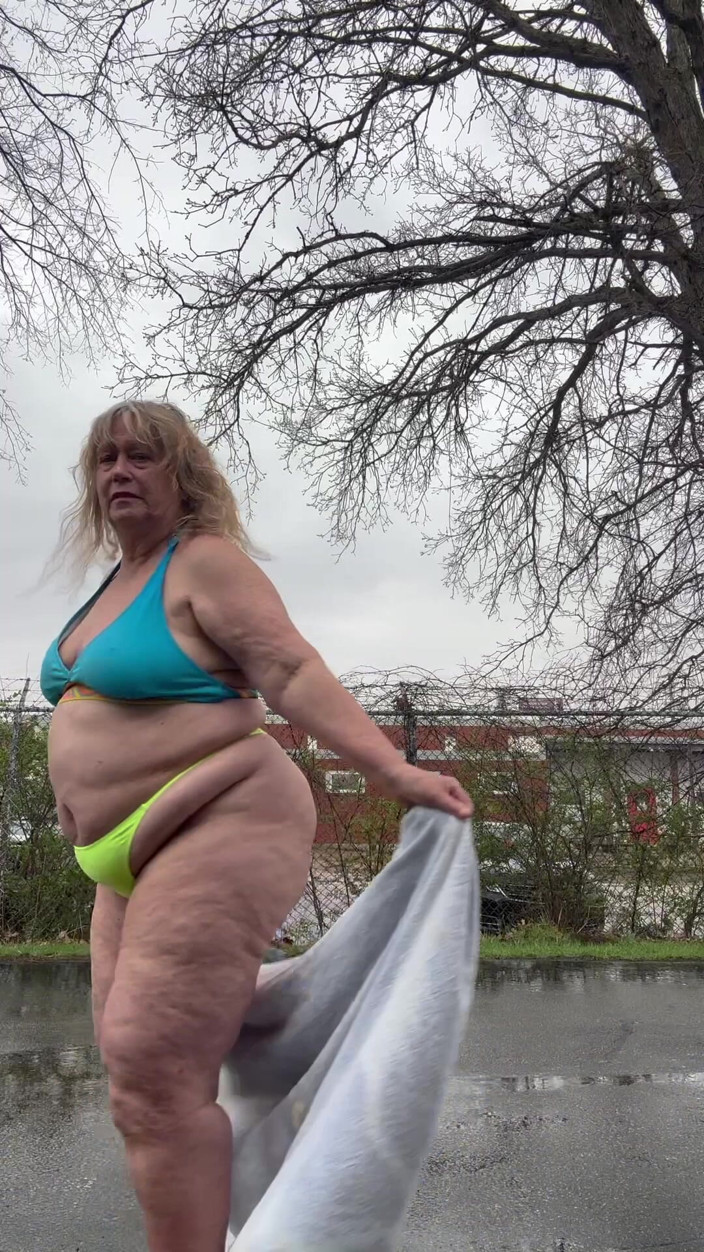 Big Ass 4 U: Regenwasser mit meinen titten fangen