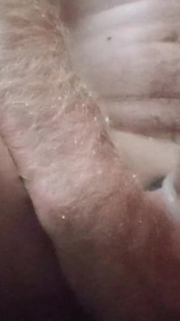 Masturbación con la mano en el baño hoy
